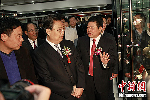 大唐西市博物馆理事会理事长吕建中向中共陕西省委书记赵乐际(中)介绍