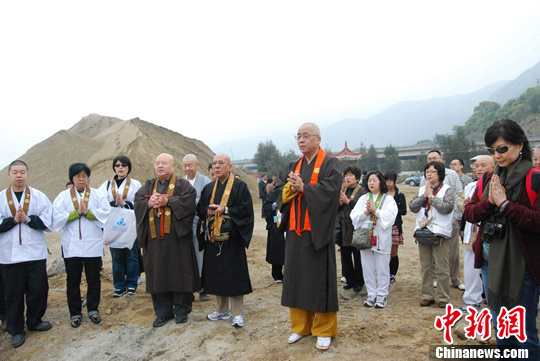 4月9日,静慈圆法师一行在赤岸祭海亭诵经祈福.