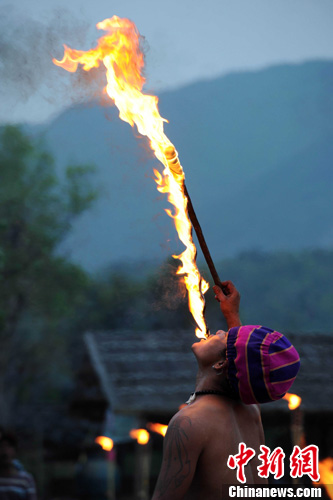 图广东森波拉火把节上演惊奇火烧活人
