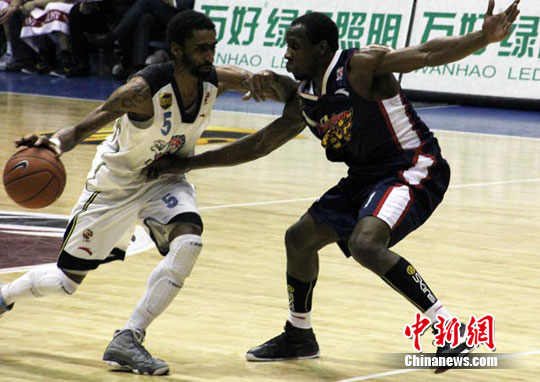 CBA:�㶫�ӿͳ�ʤ�½��ӵ��ߴλ���ܹھ�