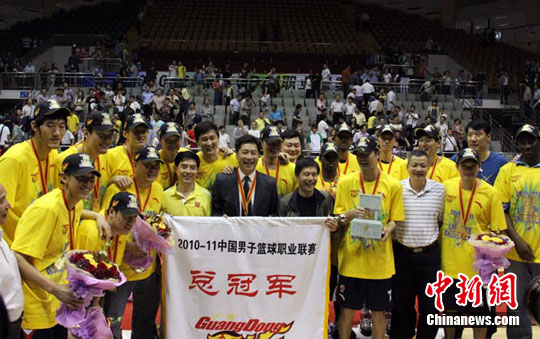 CBA:�㶫�ӿͳ�ʤ�½��ӵ��ߴλ���ܹھ���2��