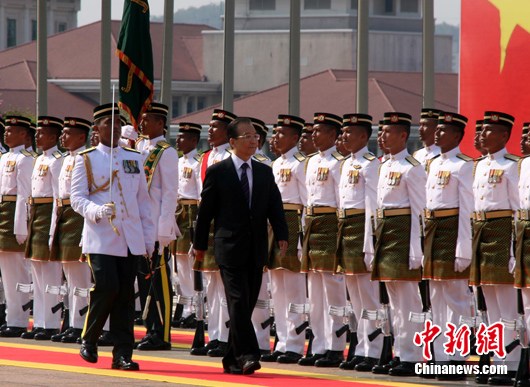 温家宝出席马来西亚总理纳吉布举行的欢迎仪式