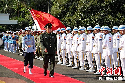 中国国务委员兼国防部长梁光烈检阅印尼三军仪仗队