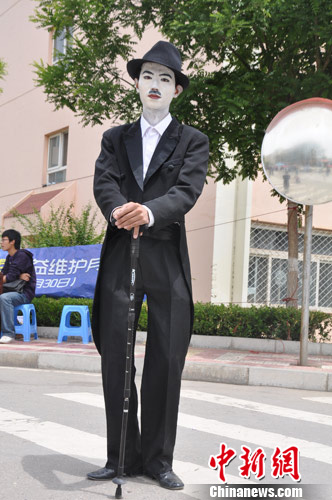 ׿���ֺ�����Ů�񡰴�Խ�����ݴ�ѧУ԰��3��