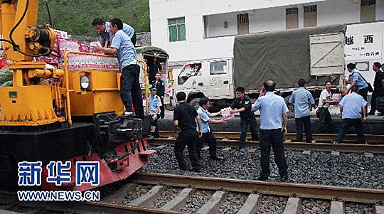 成昆铁路抢险仍在继续部分受阻列车已安全到站（2）
