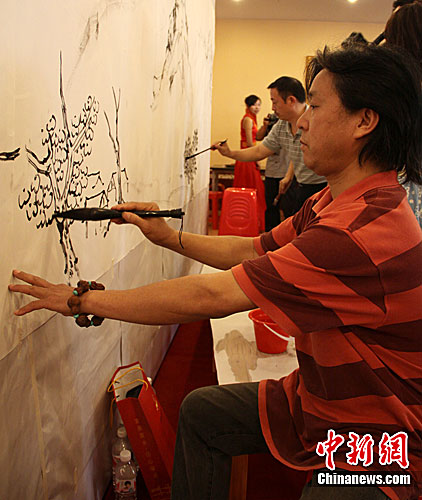 湖南9位书画家同创15米画卷献礼建党90周年