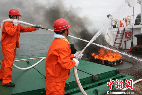 2011船舶消防救生演习在琼州海峡成功举行