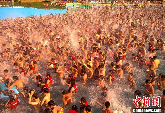 北京民众人造海啸中消暑水上乐园人满为患