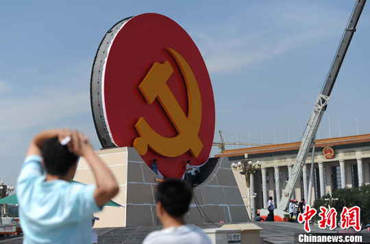 6月27日,为迎接中国共产党建党90周年的到来,北京天安门广场中心开始