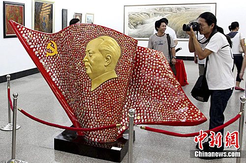 3000多枚毛泽东像印章制作的雕塑在福建展出
