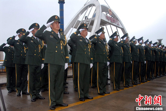 云南河口口岸举行建党90周年升国旗暨向党旗宣誓活动