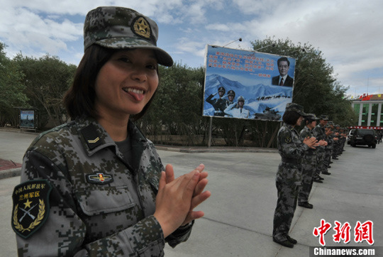 一批80后女兵7月在新疆军区阿里军分区戍边,她们驻守在平均海拔4300