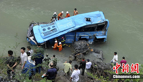 重庆大巴车坠江事件图片