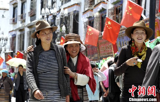 拉萨民众喜迎西藏和平解放60年庆典