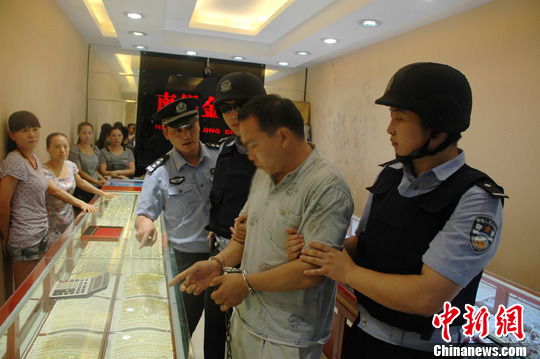 【点击查看其它图片】重庆市万盛区10日发生一起金店抢夺案,当地警方