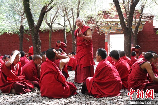 图西藏昌都强巴林寺僧人辩经