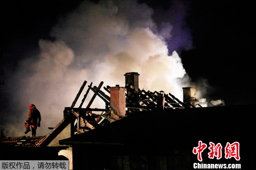 ����һС�ͷɻ�׹����������