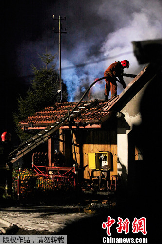 ����һС�ͷɻ�׹������������2��