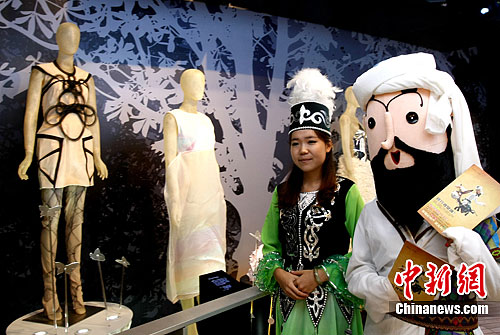 "阿凡提"与少数民族美女一起光顾香港派对服装展厅