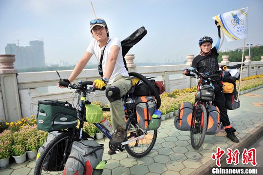 两名中国青年启程亚非15国骑行之旅