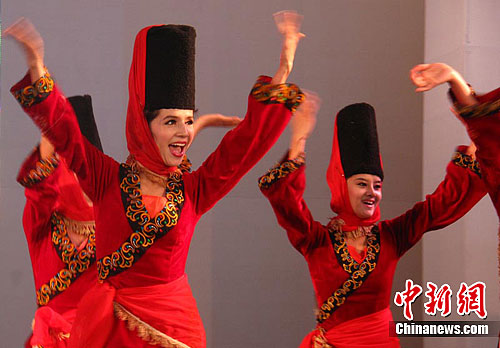 艺术团演员表演维吾尔族舞蹈《刀郎麦西来甫》.闫文陆 摄