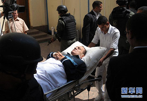 当天,穆巴拉克四度出庭受审