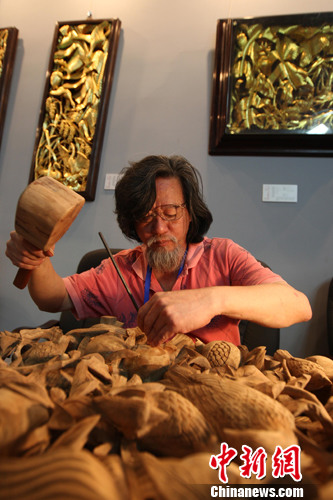 潮州木雕传承人在京秀技2