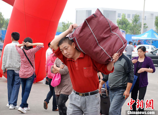 ��ѧ������ѧ�ҳ��䡰Ӷ�ˡ�