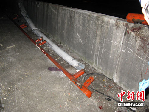 �Ϻ�һ��˾Ա���೵�෭����11��������4��