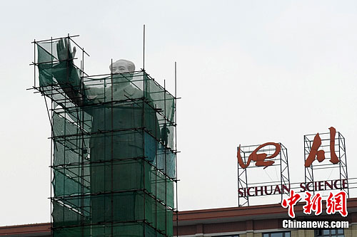 成都天府广场毛泽东像洗脸迎国庆