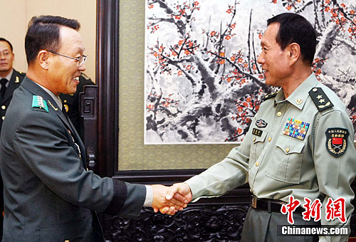 魏风和副总参谋长会见韩国第三军区司令官