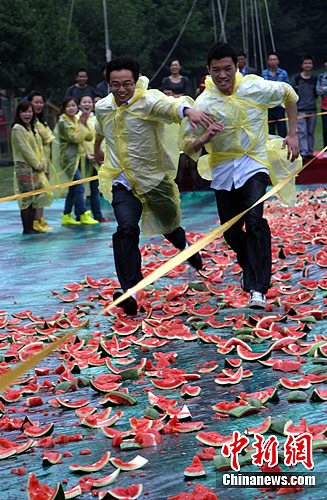 9月29日,一场别开生面的脚踩西瓜皮赛跑活动在长沙世界之窗公园上演