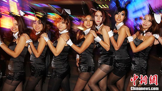 在南京弘阳广场举办的一场欢乐嘉年华活动上,十多位"兔女郎"集体亮相