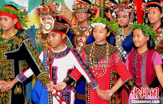 台湾排湾族小学生载歌载舞欢迎福建小天使