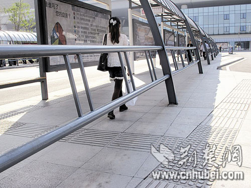 武汉火车站盲道被栏杆包围
