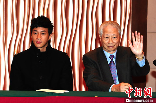 图为何润东与父亲何国魂.中新社发 李学仕 摄