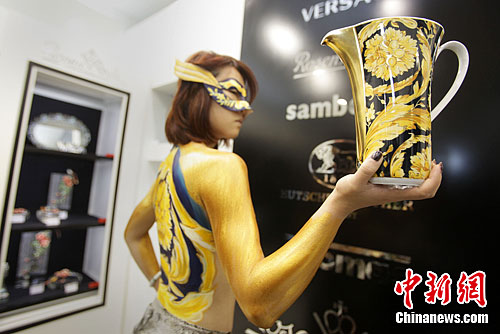 人体彩绘助阵顶级陶瓷展