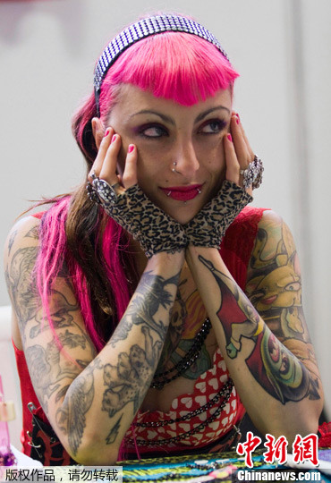 哥伦比亚举办纹身博览会美女秀艳丽纹身