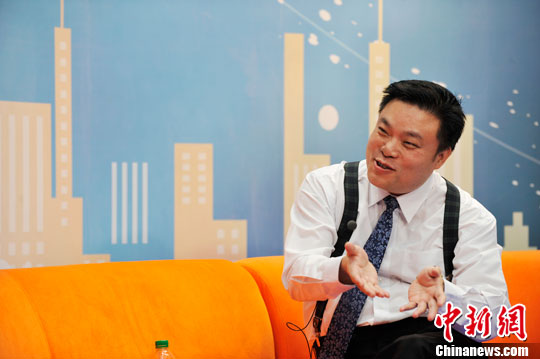 11月18日13:00,自称"中国狼爸"的萧百佑,做客中新网视频访谈,就其"