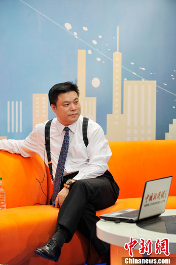 "狼爸"做客中新网视频访谈:在家我是"皇帝"