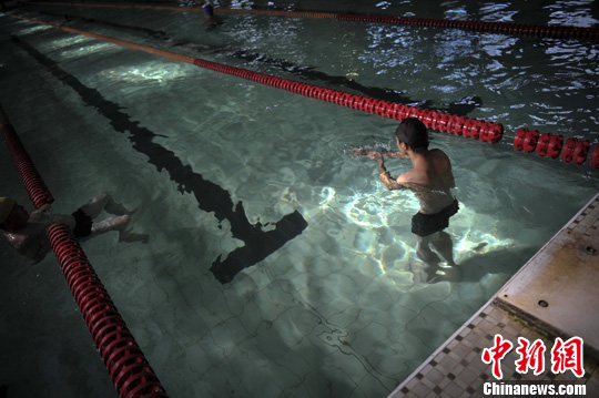 ־Ը���밬�̲���Я����һ����Ӿ