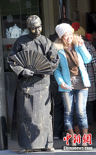 北京前门步行街铜人公子亮相街头