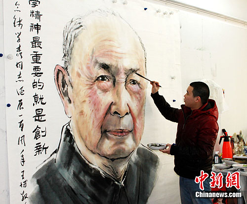 青年画家作巨幅肖像纪念钱学森诞辰一百周年