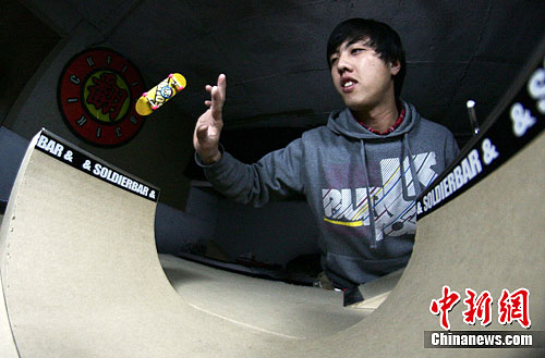 图为耿星还成功制作了属于自己的品牌手指滑板.