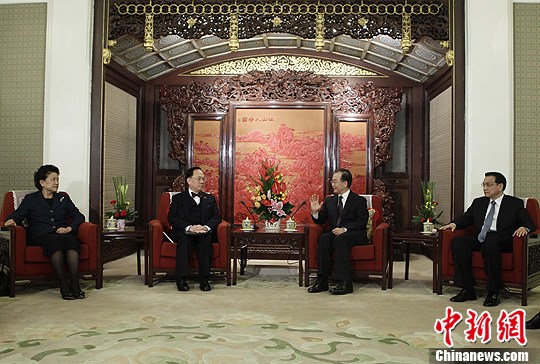 温家宝会见香港特区行政长官曾荫权2
