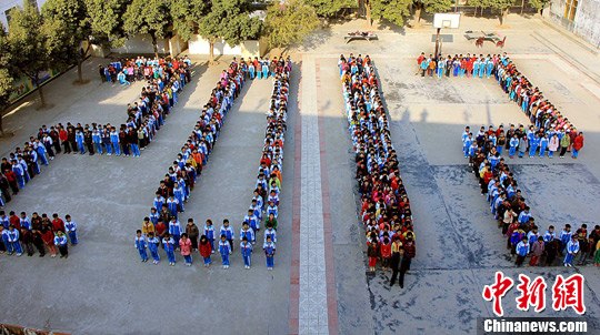 ����300����Сѧ���ٳ�ƴ��2012��ӭ����
