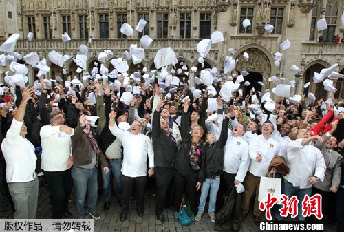 比利时617名厨师齐扔厨师帽创吉尼斯世界纪录