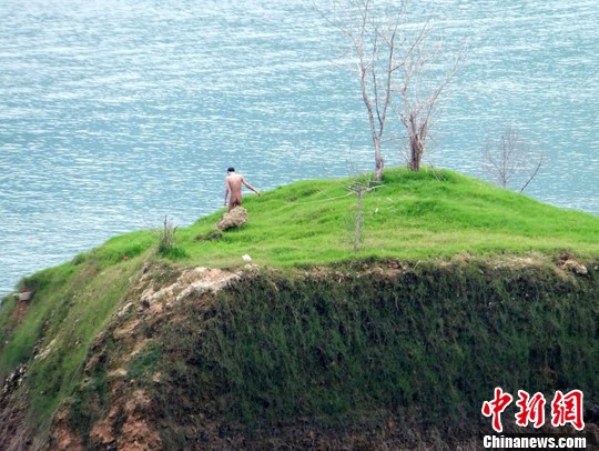 重庆长江三峡水库现裸泳者2