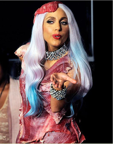 图为lady gaga在2010年mtv音乐大奖上的"牛肉干"装.