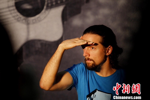 6月12日,格莱美新晋天王,绰号男巫的美国男歌手杰森·玛耶兹(jason